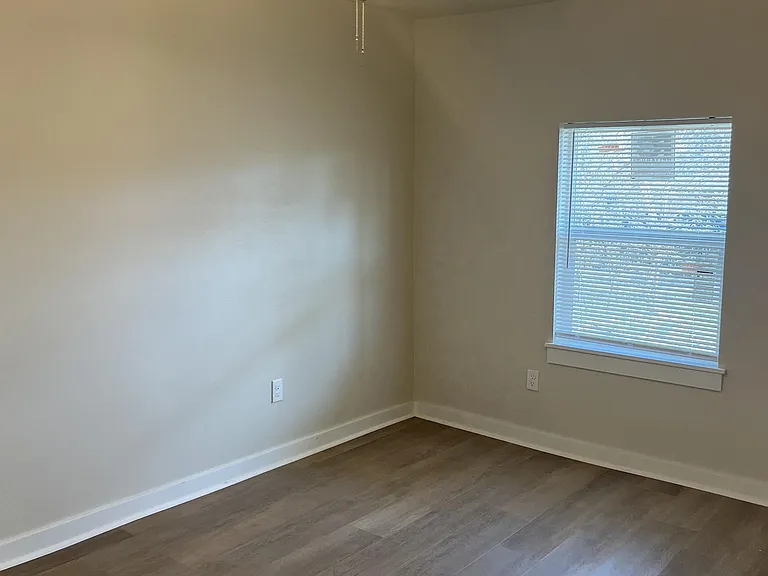 221 W Himes St — Photo 11
