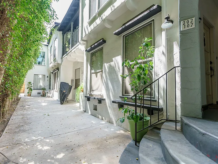 147 North Hamilton Drive — Photo 3