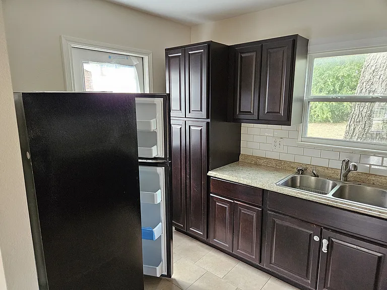 4021 Adrian Dr — Photo 9
