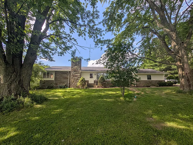 225 E Mennonite Rd — Photo 2
