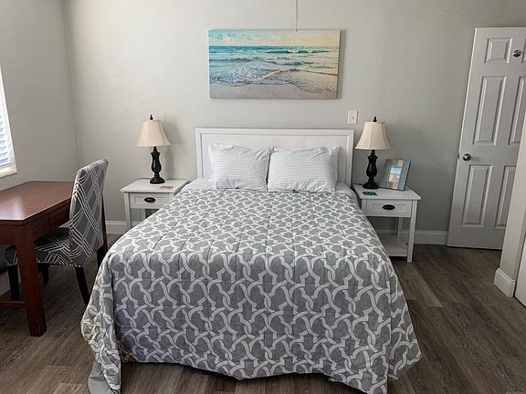 Unit 1A - Comfy queen bed with a great desk perfect for remote working. Corner unit offers extra windows in bedroom and living room.