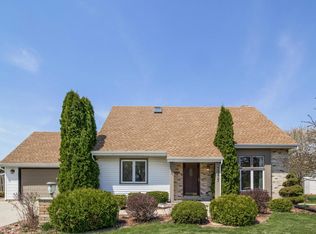 7377 S 38th St, Franklin, WI 53132