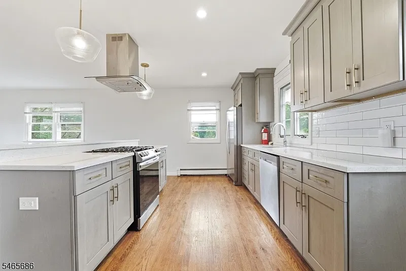 3 bed, 1.0 bath, 1200 sqft, $3,275 — Photo 3