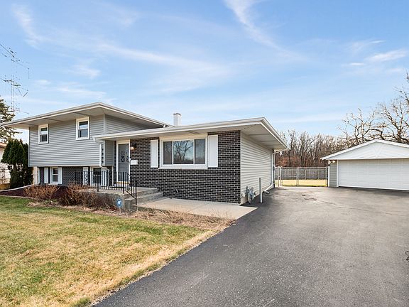 4th image of 2809 Forest Ln
