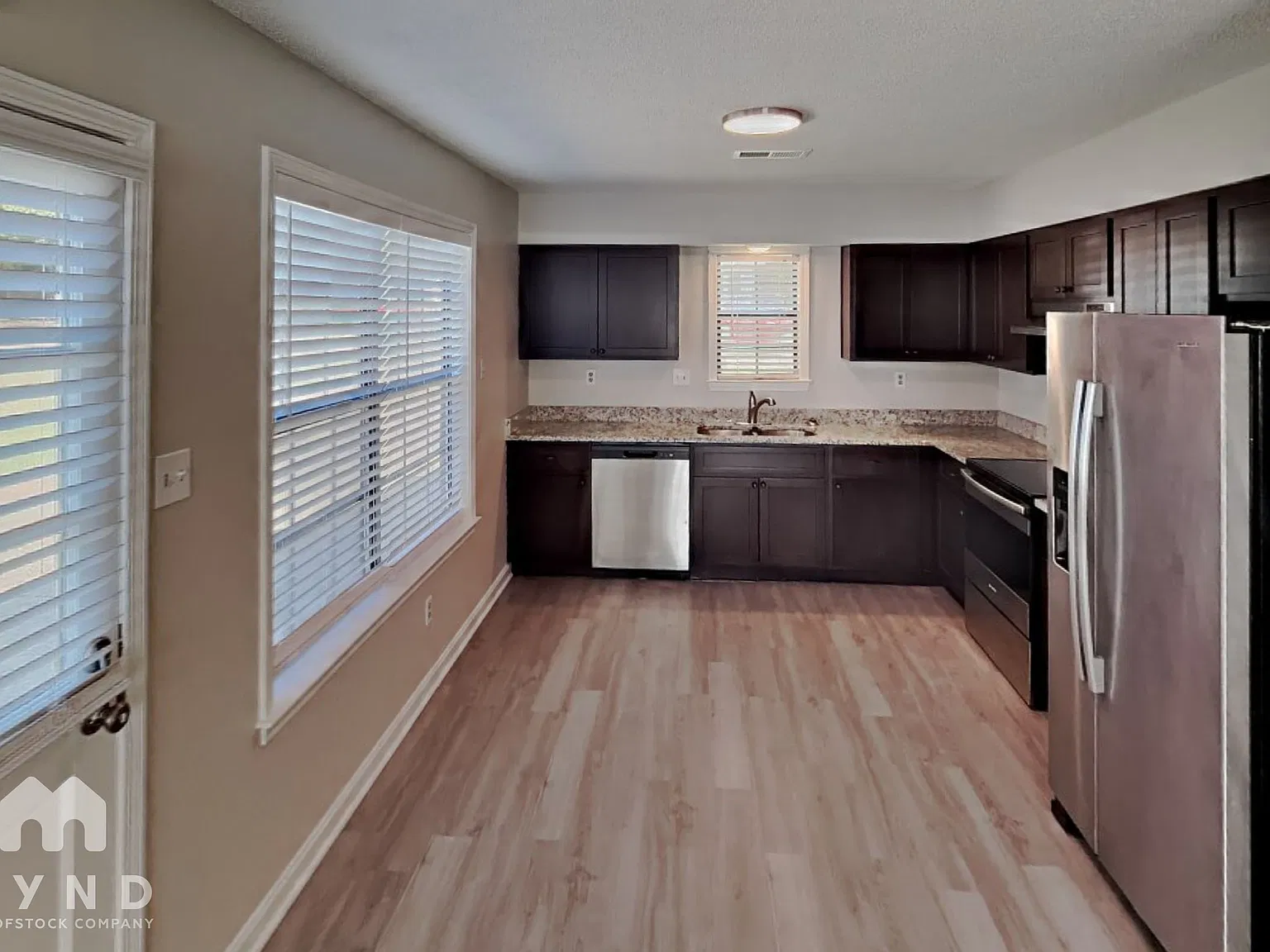 3 bed, 2.0 bath, 1000 sqft, $1,699 — Photo 2