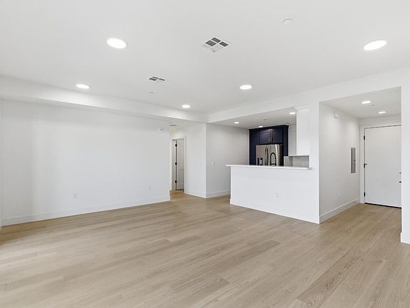 5th image of 560 El Camino Real #206