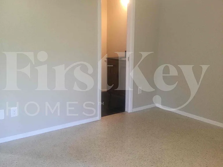 687 SW Heather St — Photo 28