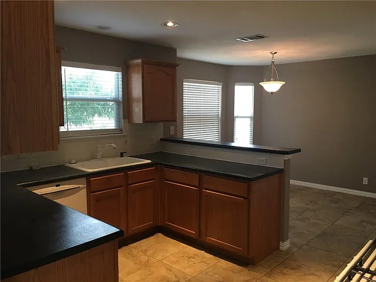 312 Estate Dr — Photo 5