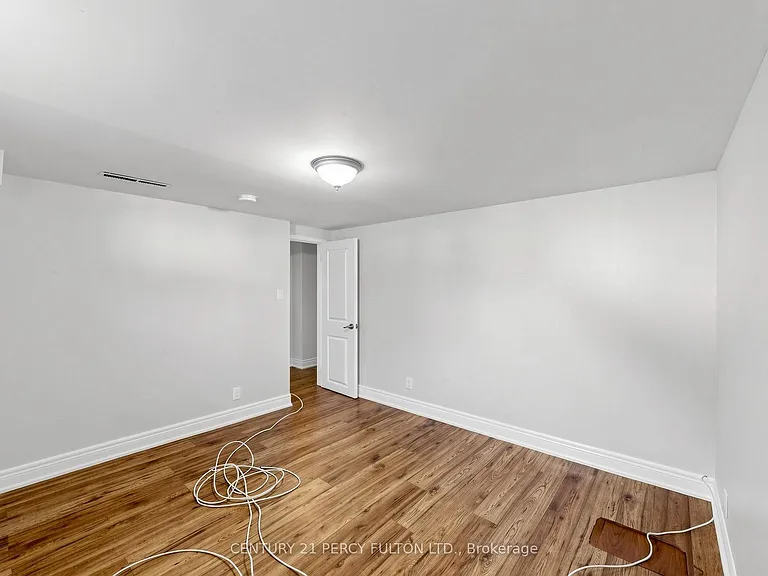 25 Kenwood Cres — Photo 39