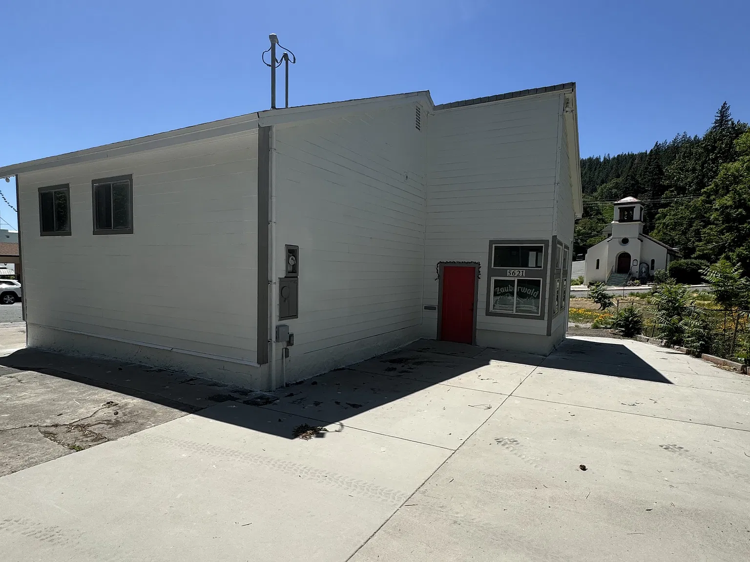 Commercial Building in Downtown Dunsmuir — Photo 3