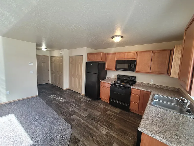 950 Mount Ave — Photo 2