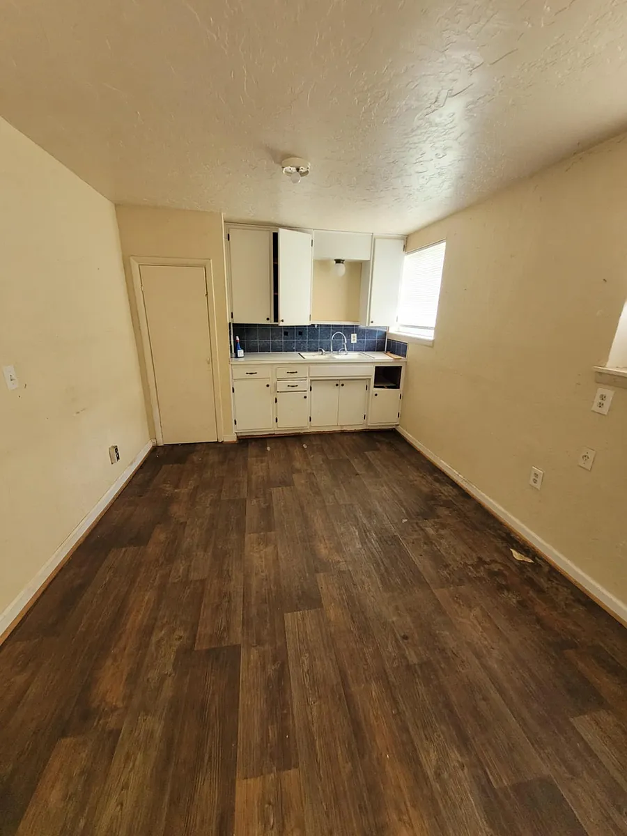 Building Photo - 1211 W Oak Ave #1/2