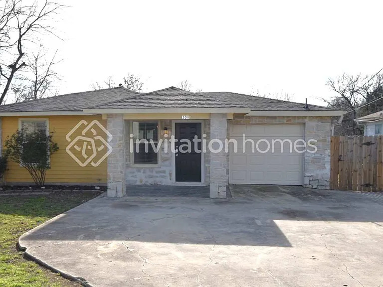 208 Ennis St — Photo 1