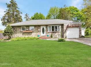 157 Matthews Rd, Oakdale, NY 11769