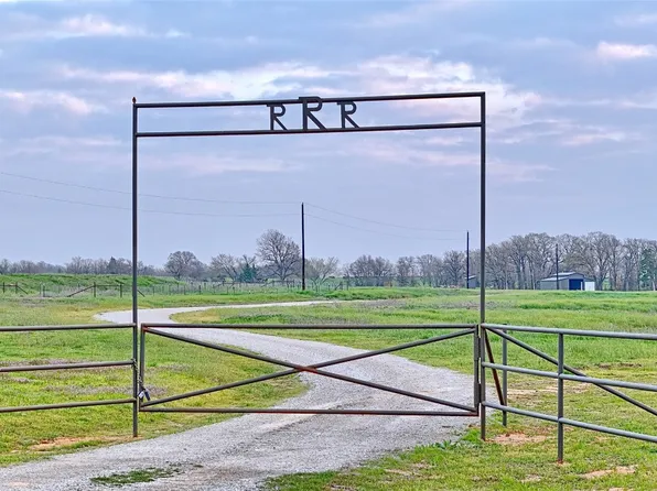 1041 Roth Rd, Bowie, TX 76230