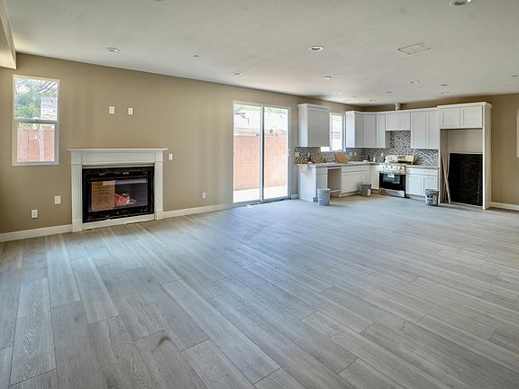 3rd image of 9814 White Oak Ave