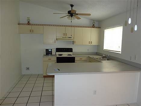 5th image of 762 SW Dalton Cir