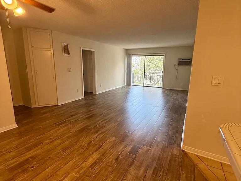 1827 Veteran Ave — Photo 8