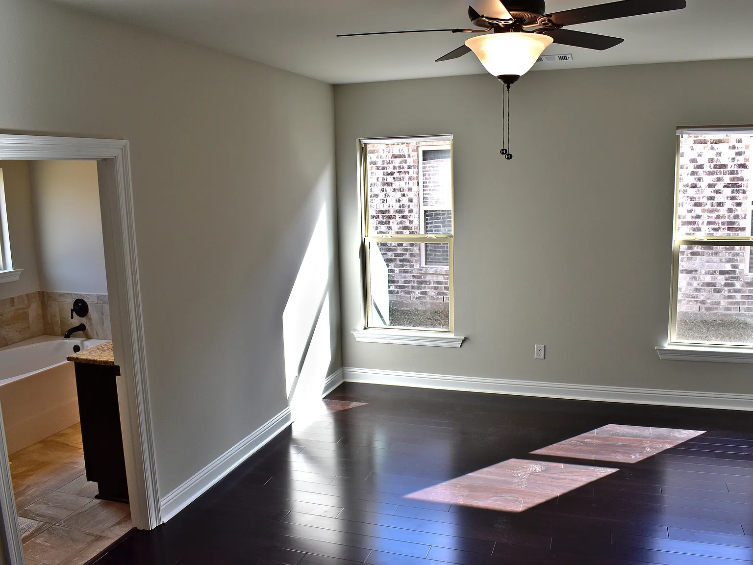 4 bed, 2092 sqft, $2,350 — Photo 4