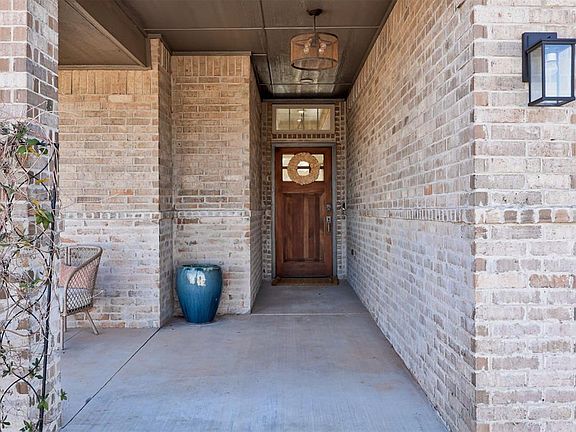 5th image of 804 NW 190th St