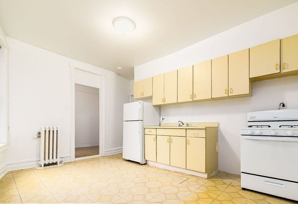2nd image of 178 Bay 23rd St APT 4