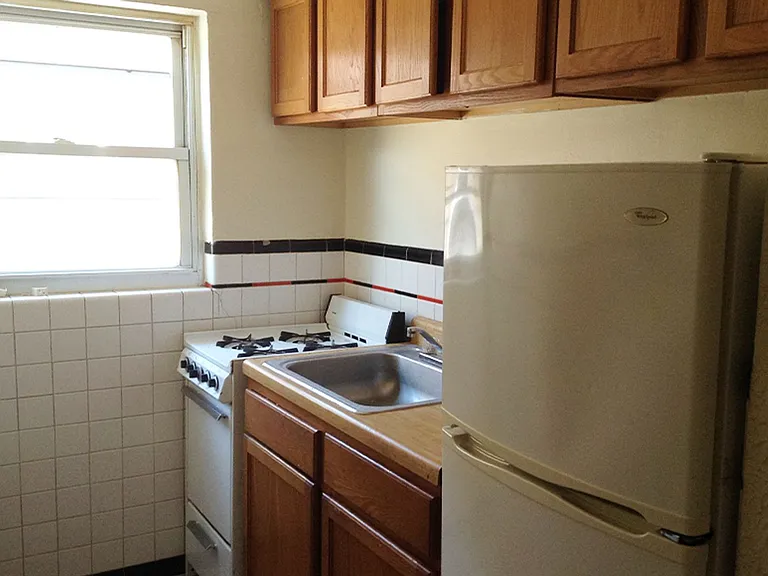 948 Ludlow Ave — Photo 1