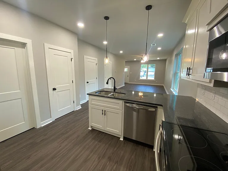 606 SW 3rd St #2 — Photo 7