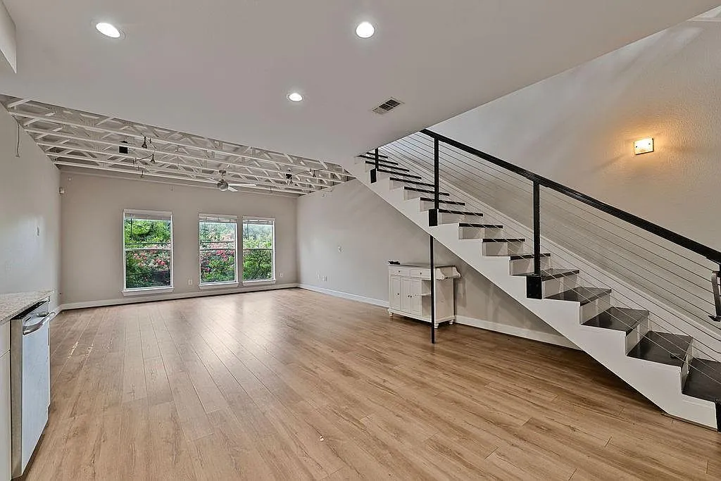 2 bed, 1.5 bath, 1426 sqft, $2,300 — Photo 1