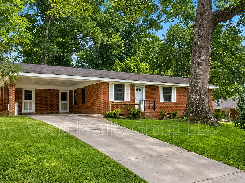 3 bed, 1.5 bath, 1582 sqft, $1,695 — Photo 2