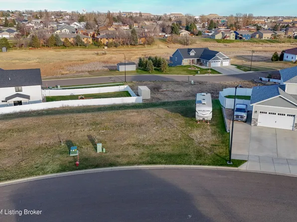 1814 Sunrise Dr, Dickinson, ND 58601