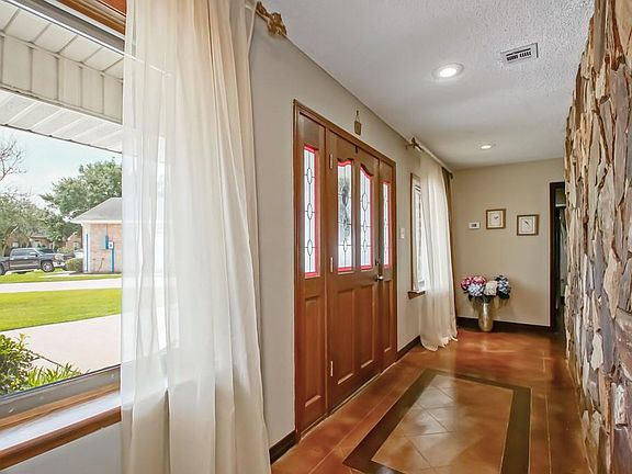 4th image of 26 Burleigh Ct N