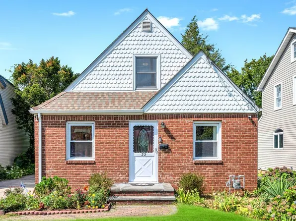22 Terrace Place, Hicksville, NY 11801