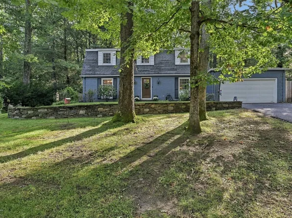 218 Heatherstone Rd, Amherst, MA 01002