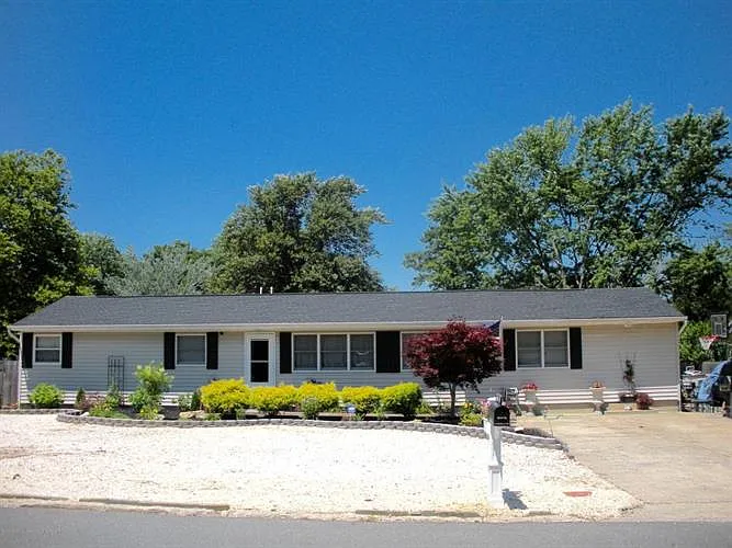 1100 Fairview Dr photo 1