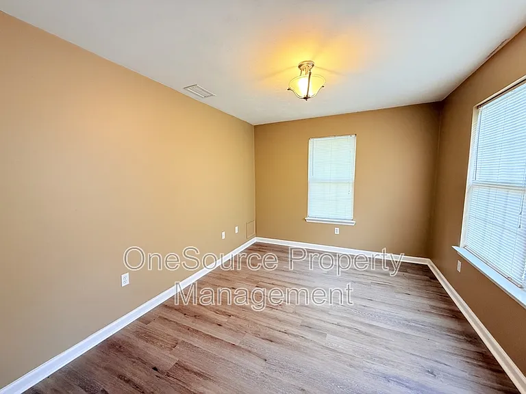 111 N Charles Willis Dr — Photo 2