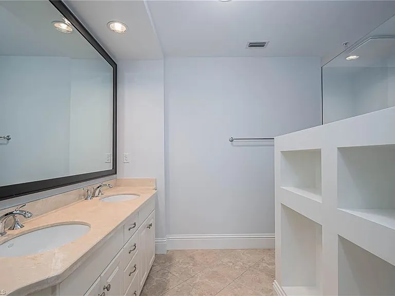 5068 Annunciation Cir #209 — Photo 24