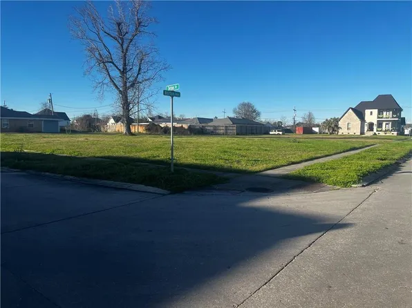 417 Serpas Dr, Arabi, LA 70032