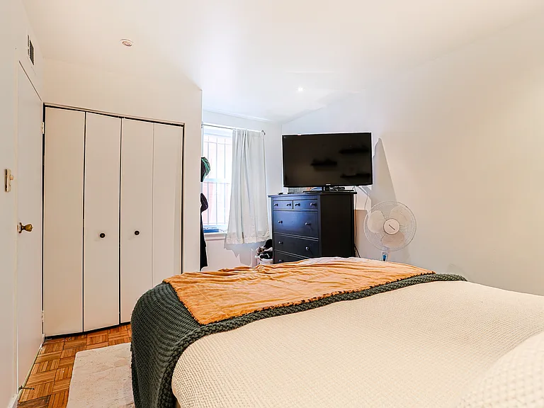 249 Queen St #2 — Photo 10