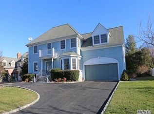 14 No Mac Kay Way, Roslyn, NY