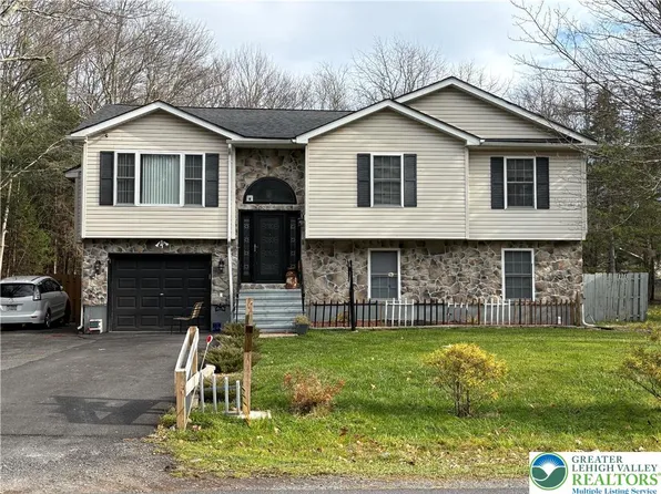 412 Scotch Pine Dr, Pocono Summit, PA 18346