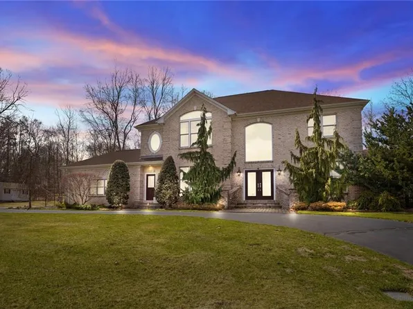 20 Fair Oaks Dr, Lincoln, RI 02865