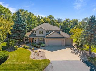 5823 Royaltroon Dr, Menasha, WI 54952