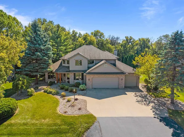 5823 Royaltroon Dr, Menasha, WI 54952