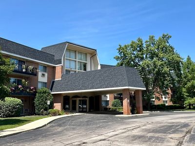 1188 Royal Glen Dr APT 108, Glen Ellyn, IL, 60137