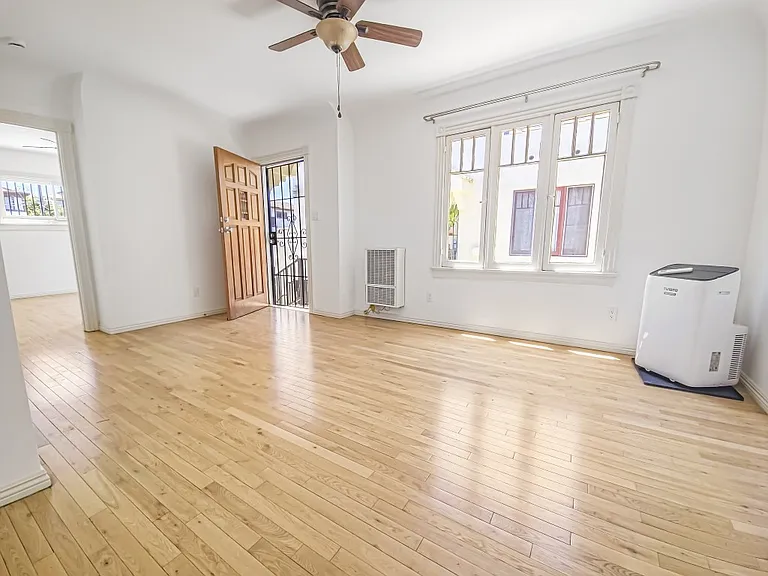 1115 1/4 Douglas St #1115-1/4 — Photo 3