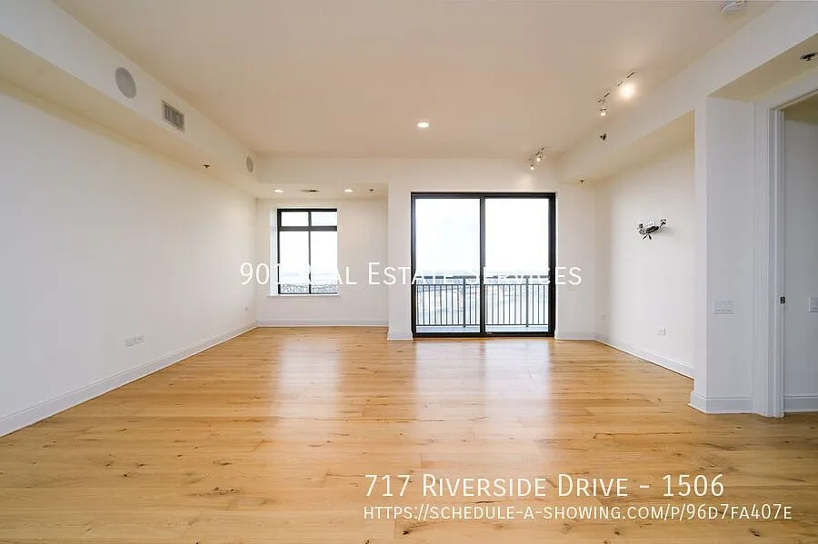 Luxury Living with River Views — Photo 3