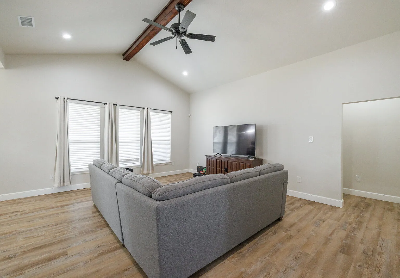 3 bed, 2.0 bath, 1710 sqft, $3,200 — Photo 3