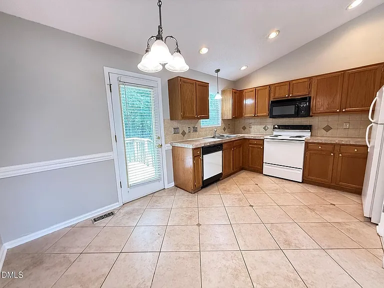 610 E Jones Ave — Photo 6