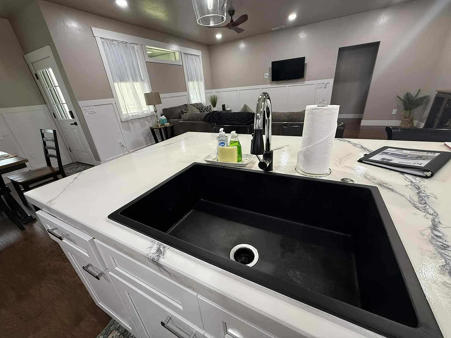 5 bed, 2787 sqft, $7,995 — Photo 4