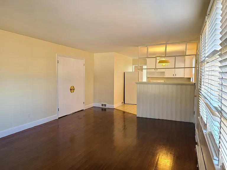 1806 S Hill Ave — Photo 4